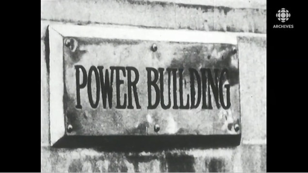 Inscription Power Building sur une plaque de métal.