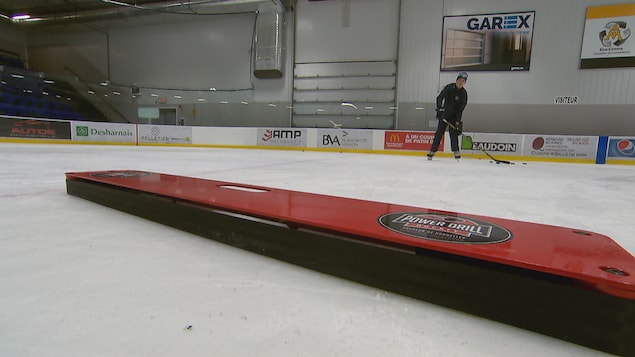 Un joueur s'entraîne au hockey sur glace avec une machine
