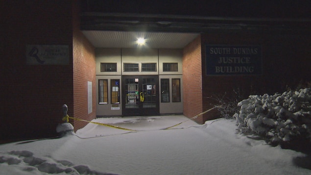 L'Unité des enquêtes spéciales (UES) de l'Ontario enquête sur une fusillade mortelle qui a eu lieu samedi à Morrisburg au poste de la Police provinciale de l'Ontario. L'Unité des enquêtes spéciales (UES) de l'Ontario enquête sur une fusillade mortelle qui a eu lieu samedi à Morrisburg au poste de la Police provinciale de l'Ontario.