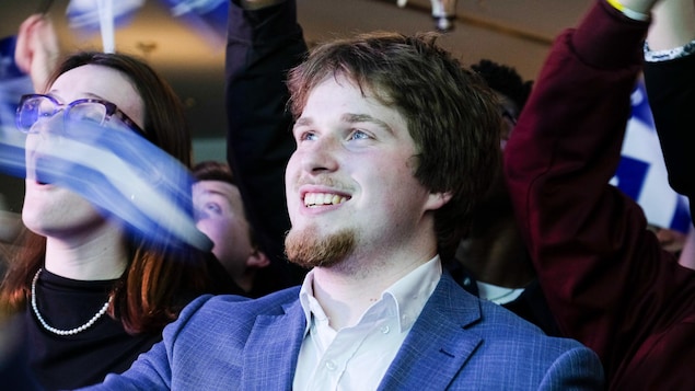 Un militant du Parti québécois souriant.