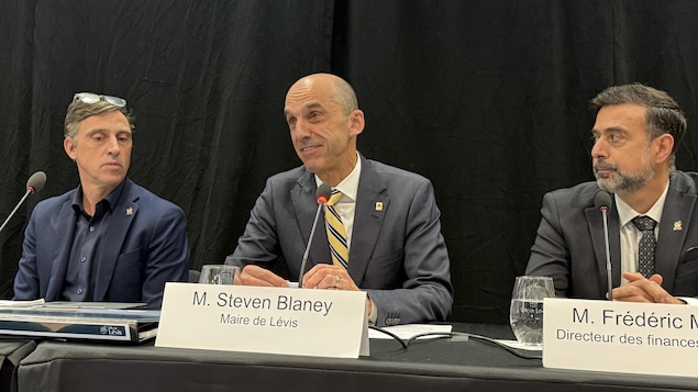 Le maire de Lévis, Steven Blaney, accompagné de David Boudreault, directeur général adjoint, et Frédéric Moisan, directeur des finances et trésorier.