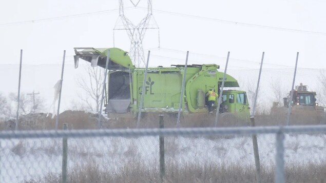 Un camion à benne dépose des déchets au dépotoir de Prairie Green, au nord de Winnipeg, en décembre 2022.