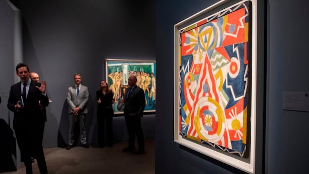 « Pre-War Pageant » est un tableau abstrait peint en bleu, rouge, jaune et blanc. « Pre-War Pageant » est un tableau abstrait peint en bleu, rouge, jaune et blanc.