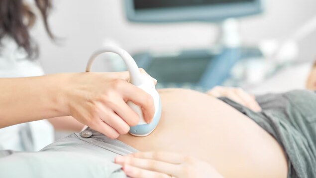 Inu-ultrasound ang isang buntis.