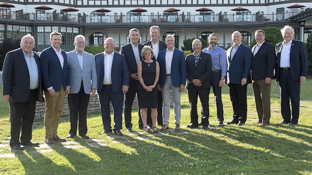 Les premiers ministres devant un hôtel. Les premiers ministres devant un hôtel.