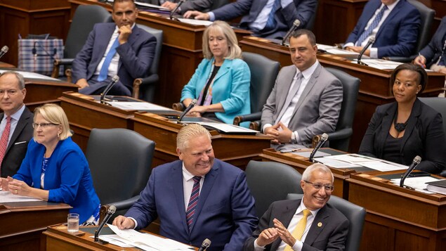 Doug Ford kasama ang ibang pulitiko sa Ontario Legislature.