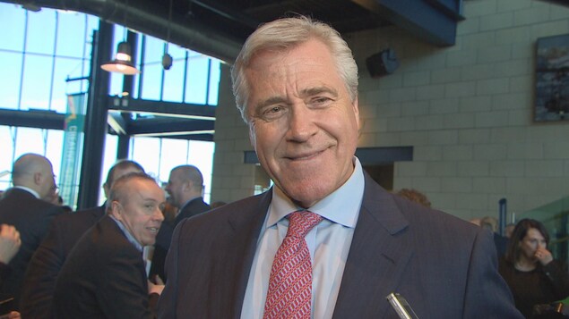 Le premier ministre Dwight Ball parle à des journalistes. Le premier ministre Dwight Ball parle à des journalistes.