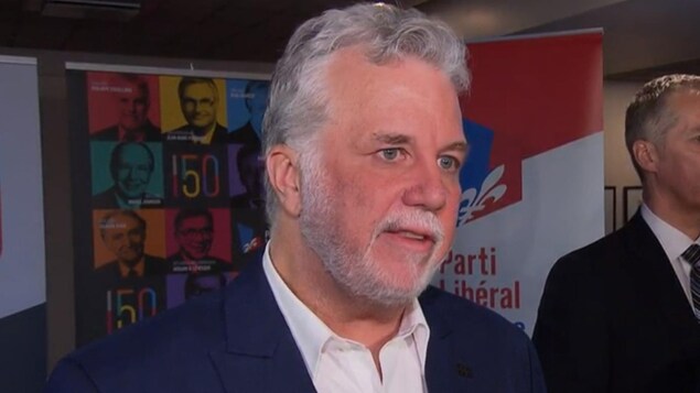 Le premier ministre Philippe Couillard s'est engagé à atteindre la zone paritaire, en présentant une équipe composée de presque autant d'hommes que de femmes, en 2018.