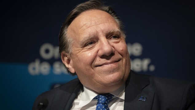 François Legault affiche un sourire.
