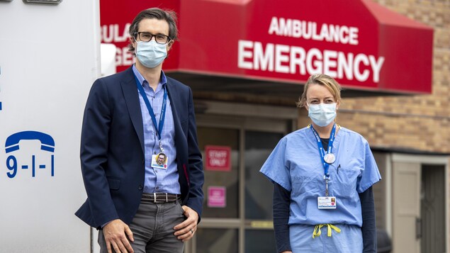 Le Dr Jérôme Leis et la Dre Lynfa Stroud devant l'urgence de l'Hôpital Sunnybrook.