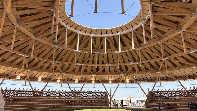 L'intérieur d'une structure en bois en forme de cercle.