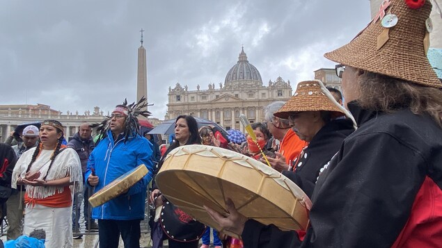 أفراد من الأمم الأُوَل في كندا يؤدّون، في ساحة القديس بطرس في الفاتيكان، أغنية تقليدية عن استعادتهم أرواحهم.