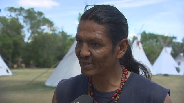 Prescott Demas parle au micro de CBC. Prescott Demas parle au micro de CBC.