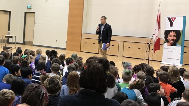 Des élèves de l'École St Matthew assistent dans le gymnase à la remise du prix présenté par le YMCA. Des élèves de l'École St Matthew assistent dans le gymnase à la remise du prix présenté par le YMCA.