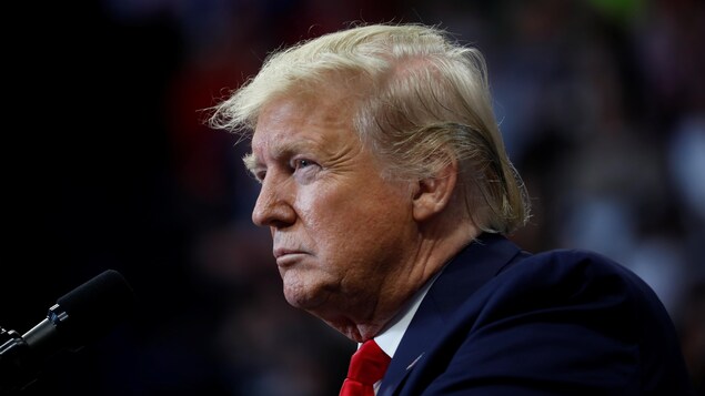 Gros plan sur Donald Trump qui affiche un air sérieux.