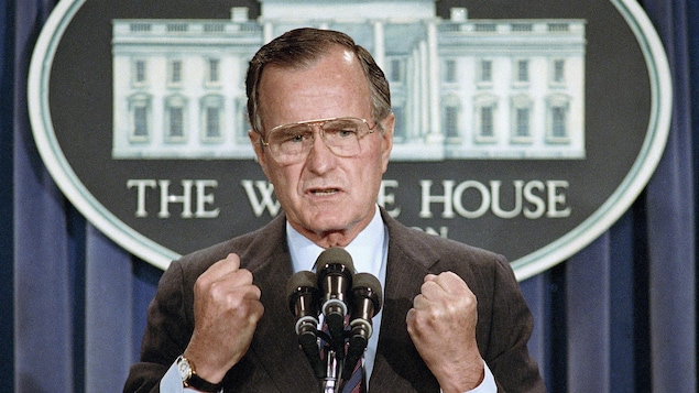 George H.W. Bush prononce un discours à la Maison-Blanche.