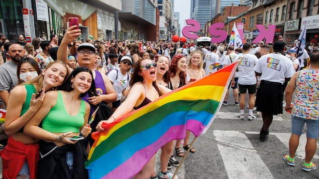 Des centaines de milliers de personnes participent au défilé de la Fierté à Toronto