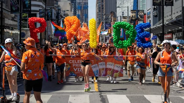 Plus de 40 000 personnes au défilé de la Fierté à Toronto, le plus grand au pays