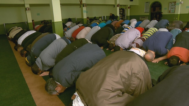 Des musulmans prient au Centre culturel islamique de Québec lors du premier jour du ramadan Des musulmans prient au Centre culturel islamique de Québec lors du premier jour du ramadan