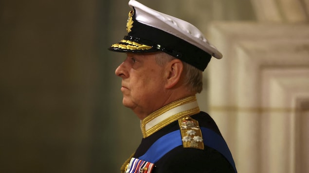 Le prince Andrew, empêtré dans des scandales, renonce à son titre de duc d’York