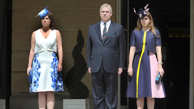 Le prince Andrew et ses filles Béatrice et Eugénie Le prince Andrew et ses filles Béatrice et Eugénie