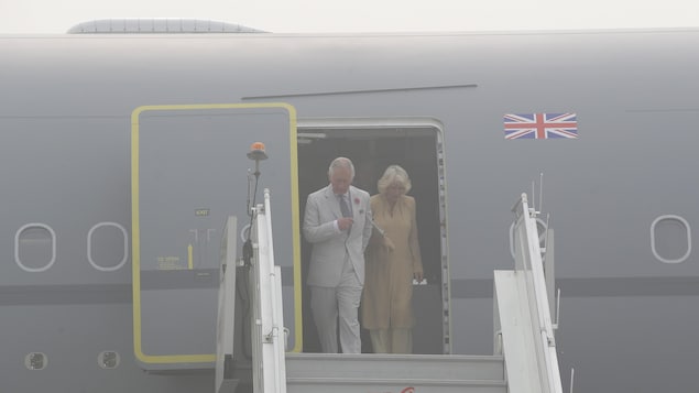 Le prince Charles et son épouse Camilla descendent de leur avion dans un nuage de pollution à New Delhi. Le prince Charles et son épouse Camilla descendent de leur avion dans un nuage de pollution à New Delhi.