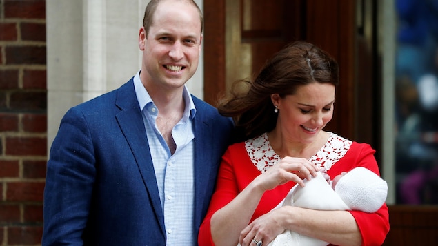 Le prince William accompagne Kate Middleton qui tient leur nouveau-né. Le prince William accompagne Kate Middleton qui tient leur nouveau-né.