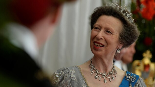 La princesse Anne assiste à un bal. La princesse Anne assiste à un bal.