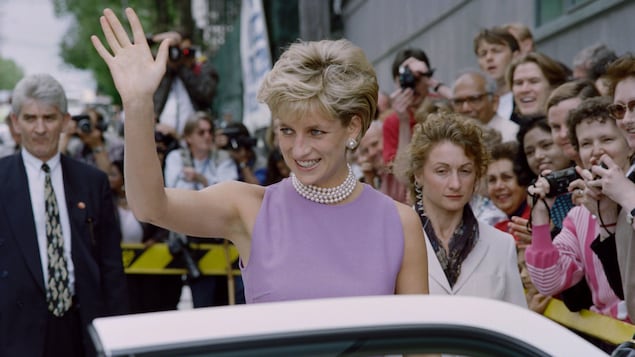 Diana, la princesse de Galles, au moment où elle quitte le Victor Chang Cardiac Research Institute à Sydney en novembre 1996. Elle salue la foule.