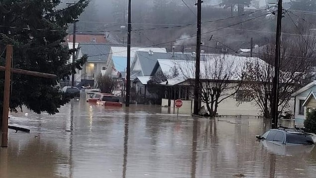  Princeton town, B.C, on flood. 
