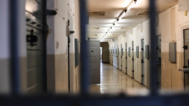 Un couloir de prison.