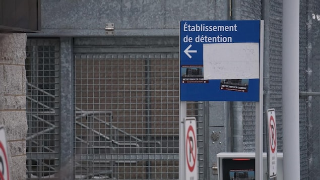 Une affiche indique la prison de New Carlisle, annexée au palais de justice et au poste de la Sûreté du Québec de l'endroit.