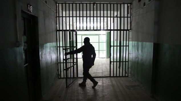 Un gardien ouvre une porte à l'intérieur d'une prison d'Hassaké, en Syrie.