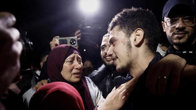Un prisonnier palestinien retrouve les siens après sa libération  par les autorités israéliennes en échange d'otages israéliens détenus à Gaza par le Hamas.