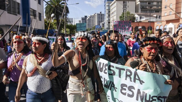 Indígenas en Ecuador protestan contra la presencia de las empresas petroleras en la Amazonía.