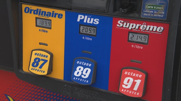 Une pompe à essence affiche le prix de 189,9 cents le litre pour de l'essence ordinaire et le prix de 209,9 cents le litre pour de l'essence Plus.