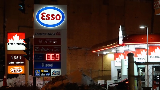 Deux stations affichant un prix similaire de 136,9 cents le litre.