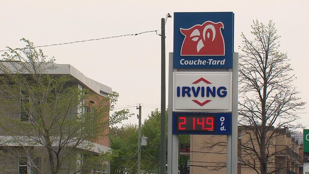 Une station-service du détaillant Irving affichant le litre d'essence ordinaire à 214,9 ¢.