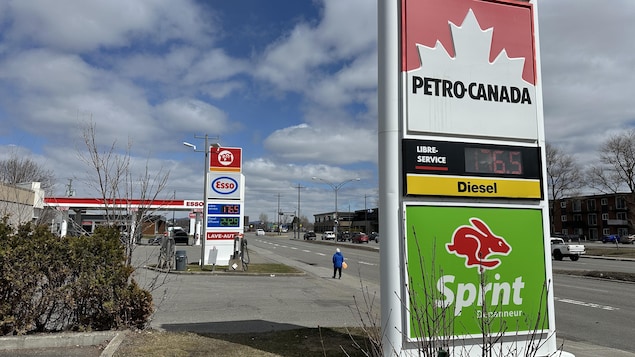 Des tableaux indicateurs de stations-service affichant 176,5 cents le litre. 