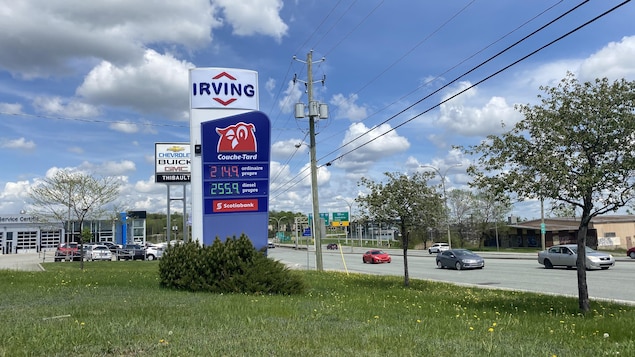 Affiche indiquant le prix de l'essence d'une bannière Irving