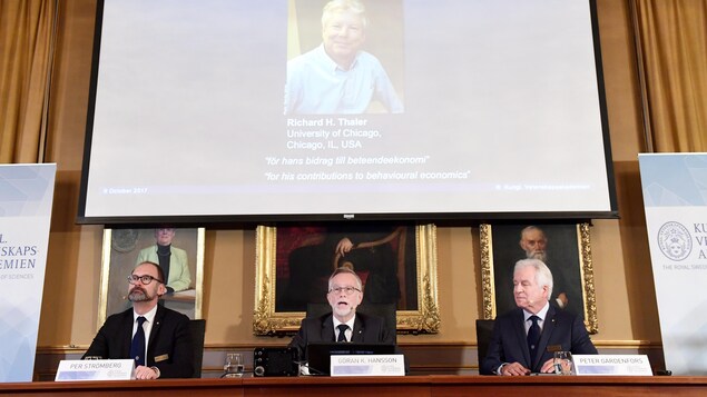 Une photo de Richard Thaler apparaît lors de l’annonce du gagnant du prix Nobel de l’économie 2017, à Stockholm, en Suède, le 9 octobre 2017. Une photo de Richard Thaler apparaît lors de l’annonce du gagnant du prix Nobel de l’économie 2017, à Stockholm, en Suède, le 9 octobre 2017.