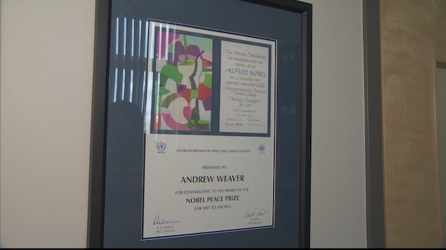 Un certificat soulignant la contribution d'Andrew Weaver au groupe d'experts intergouvernemental sur le climat, qui a remporté le prix Nobel de la paix en 2007. Un certificat soulignant la contribution d'Andrew Weaver au groupe d'experts intergouvernemental sur le climat, qui a remporté le prix Nobel de la paix en 2007.