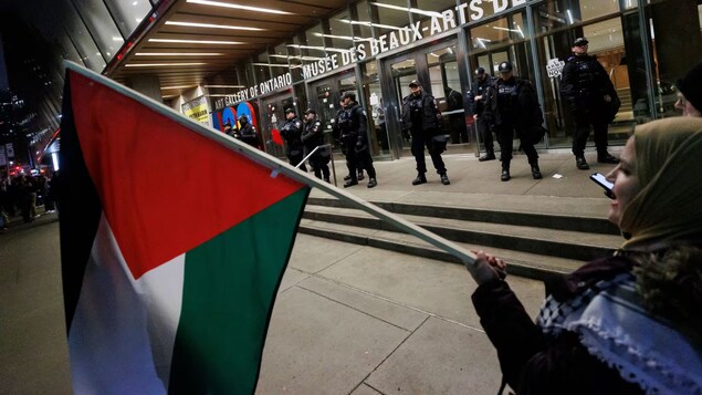 Pro-Palestinian na protesta pinuwersa ang kanselasyon ng event nina