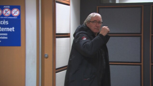 Roger Arpaïa à sa sortie d'une salle du tribunal avec le poing levé.