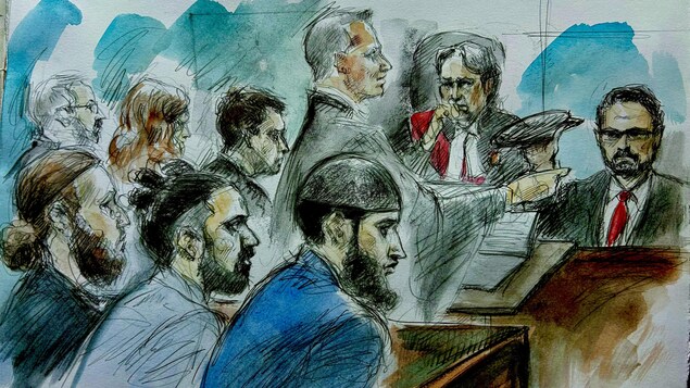 رسم قاعة المحكمة ويظهر في أسفله المتهمون الثلاثة. من اليمين: أناند ناث وسليمان رضا ونقّاش عبّاسي.  