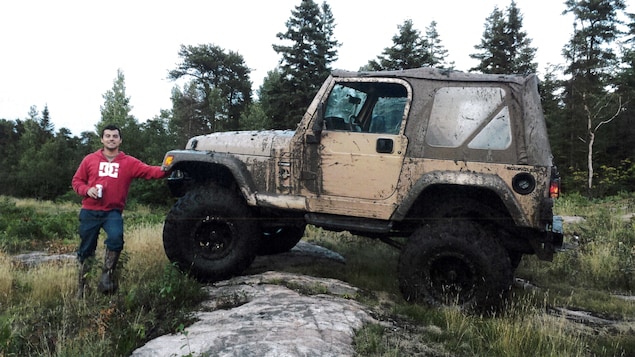 L'accusé, Jean-Philippe Blanchette, se tient à côté de sa Jeep avec une bière à la main L'accusé, Jean-Philippe Blanchette, se tient à côté de sa Jeep avec une bière à la main