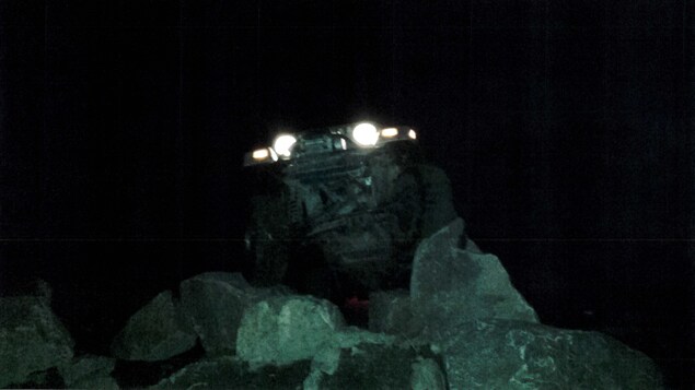 Une jeep sur un rocher Une jeep sur un rocher