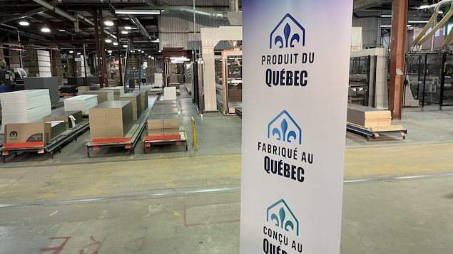Une banderole sur laquelle on voit des logos Produit du Québec.