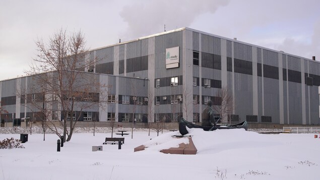 Produits forestiers Résolu possède une usine de papier journal à Baie-Comeau.                      