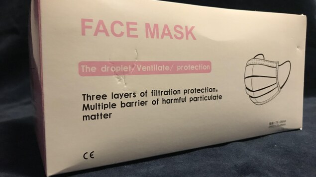 Une boite contenant des masques avec un étiquetage unilingue anglophone.